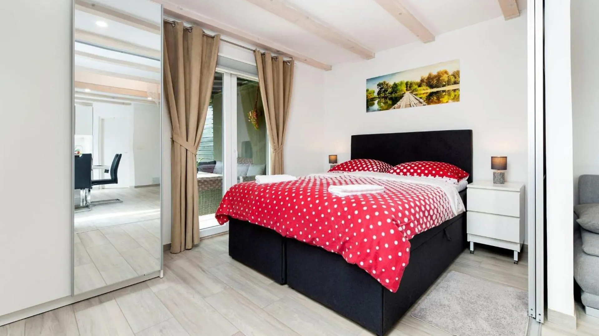 Renata Mare Holliday House location
